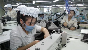 Pracownice w fabryce południowokoreańskiej firmy odzieżowej w międzykoreańskim parku przemysłowym w Kaesong (zdj. ilustracyjne)