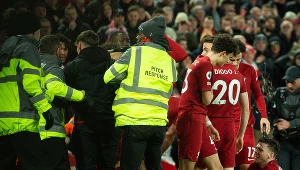 Liverpool - Manchester United. Podczas meczu kibic wtargnął na murawę
