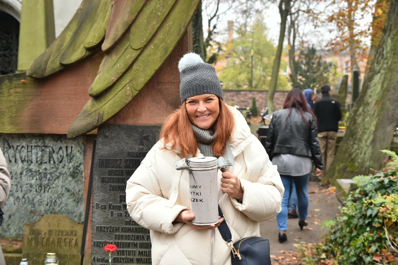 Katarzyna Dowbor podczas kwesty na Cmentarzu Powązkowskim w Dzień Wszystkich Świętych Katarzyna Dowbor podczas kwesty na Cmentarzu Powązkowskim w Dzień Wszystkich Świętych