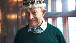 Harry Enfield jako Karol III w serialu "The Windsors"