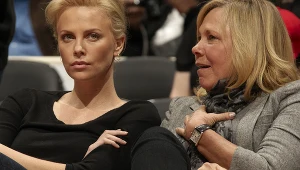 Charlize Theron z mamą