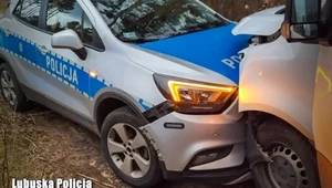 Tak bardzo chciał uciec przed policją, że staranował radiowóz. Powodów miał wiele