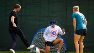 Iga Świątek (w środku) gra w piłkę, przygotowując się do startu turnieju w Indian Wells