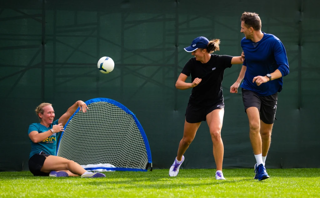 Iga Świątek (w środku) w ten sposób się relaksuje