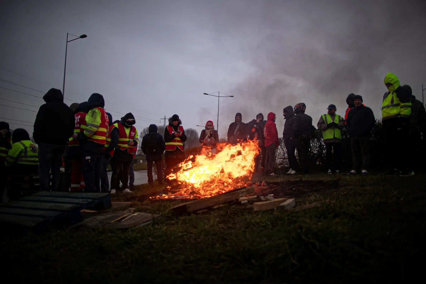 Protestujący Francuzi blokujący ulice w okolicy portu w La Havre