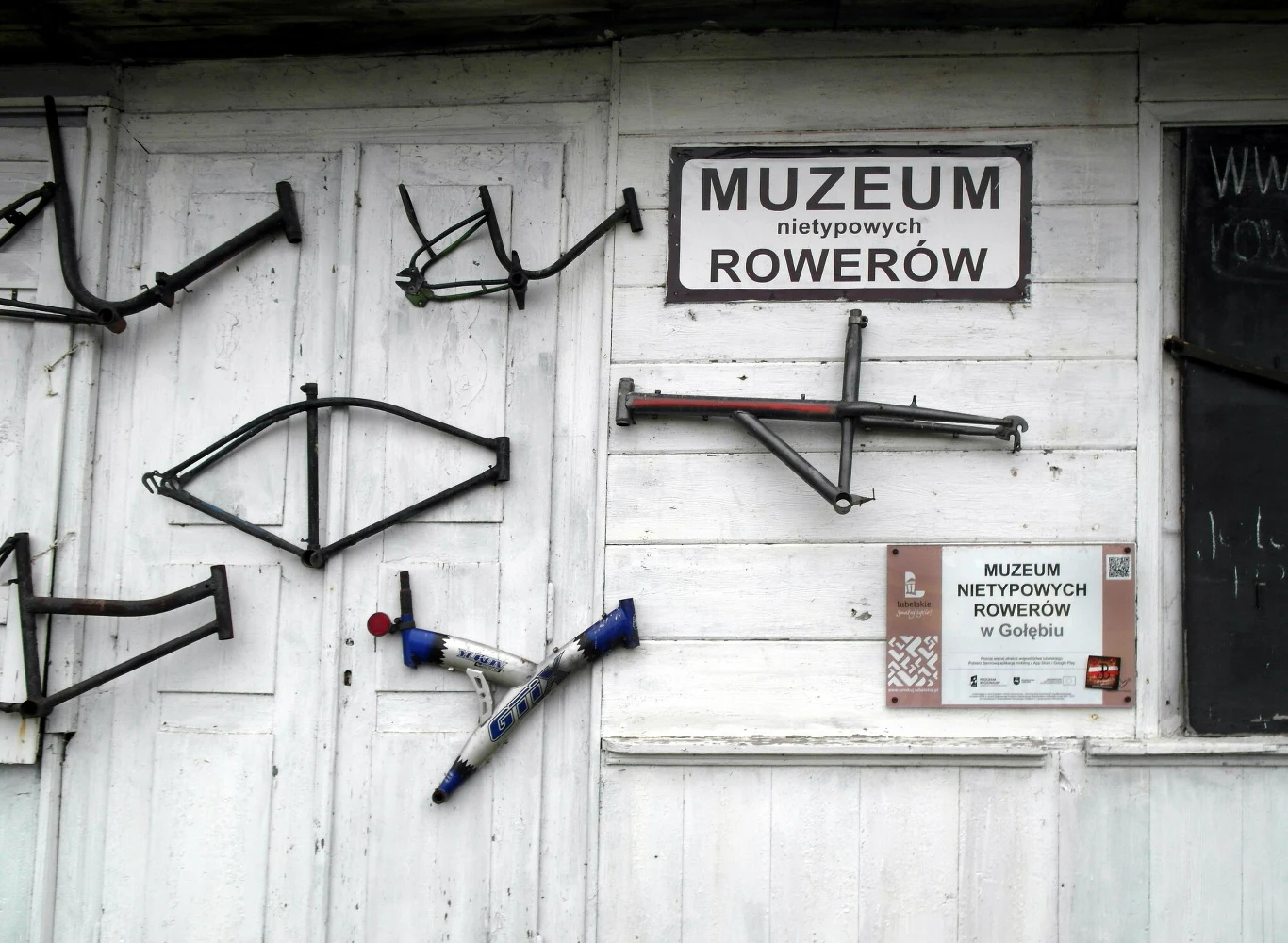 Muzeum Nietypowych Rowerów mieści się zaraz obok Muzeum Pijaństwa w Gołębiu niedaleko Puław. Muzeum Nietypowych Rowerów mieści się zaraz obok Muzeum Pijaństwa w Gołębiu niedaleko Puław.
