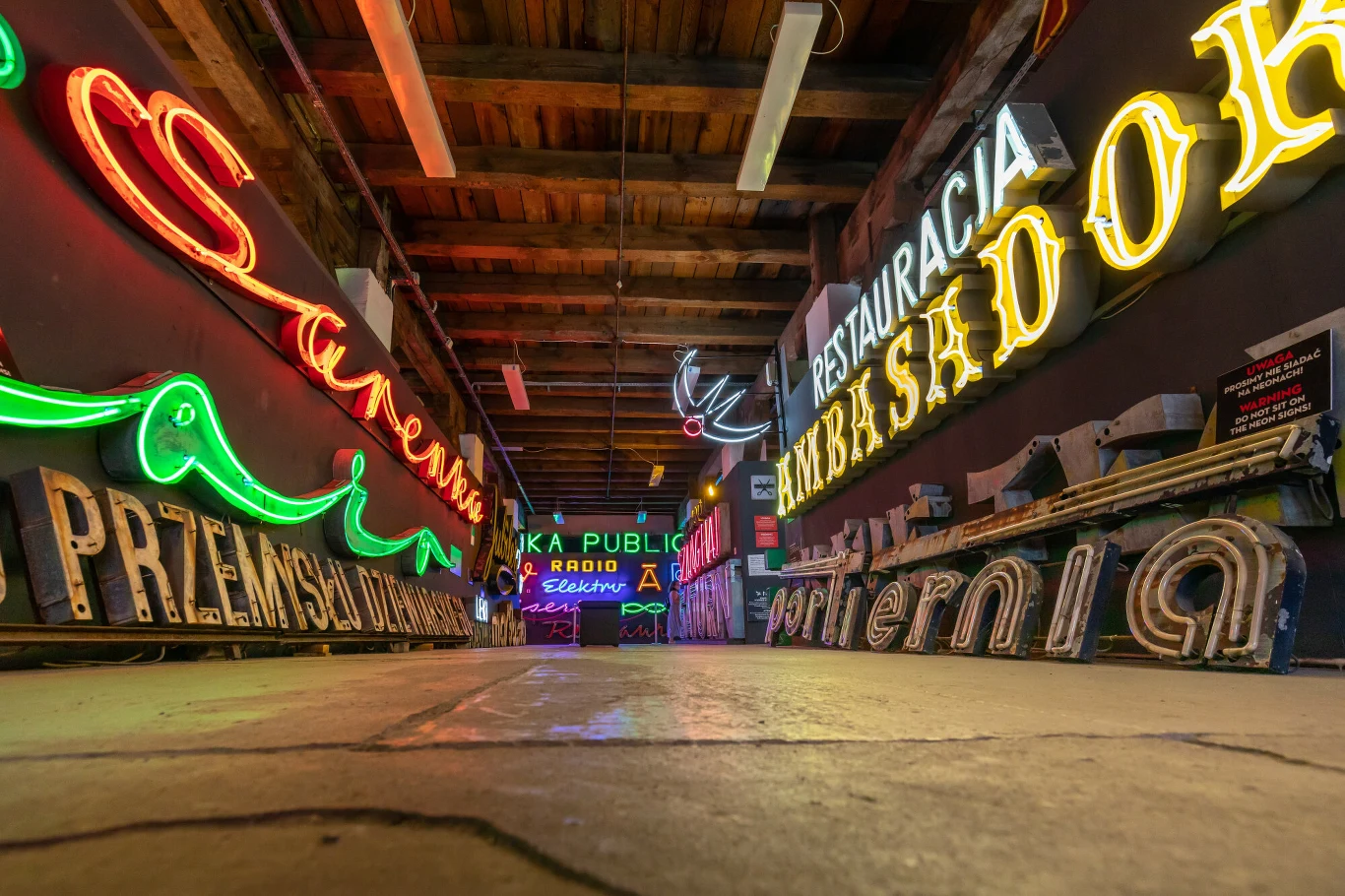 Muzeum Neonów na warszawskiej Pradze dokumentuje i konserwuje polską reklamę świetlną od jej najwcześniejszych czasów. Muzeum Neonów na warszawskiej Pradze dokumentuje i konserwuje polską reklamę świetlną od jej najwcześniejszych czasów.