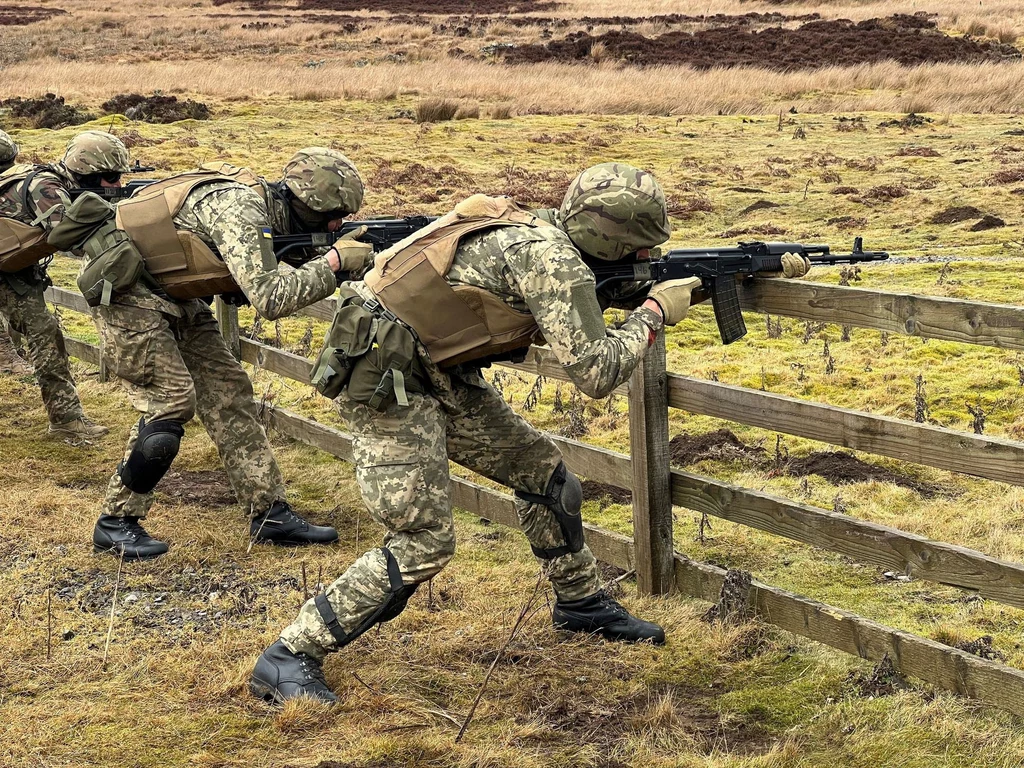 Szkolenie Ukraińców w Wielkiej Brytanii. Obecnie Londyn jest jednym z najważniejszych partnerów Kijowa w czasie wojny. Możliwe zahamowanie pomocy militarnej z jego strony odbiłoby się na sytuacji frontowej w Ukrainie