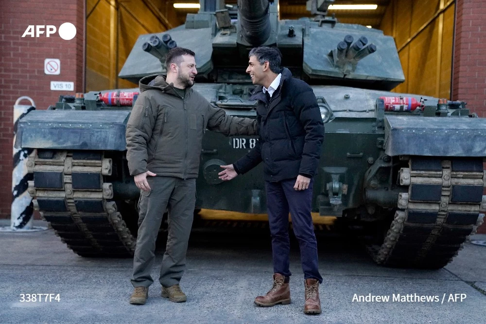 Prezydent Ukrainy Wołodymyr Zełenski i premier Wielkiej Brytanii Rishi Sunak, przed czołgiem Challenger 2. Londyn przekaże te czołgi Ukrainie. Mogą wziąć udział w ukraińskich działaniach ofensywnych na wiosnę bądź lato wraz z innym ciężkim sprzętem z Wielkiej Brytanii m.in.i armatohaubicami AS90. Gdyby Wielka Brytania musiała się ograniczać w dostawach, moglibyśmy nie usłyszeć o tej broni w Ukrainie