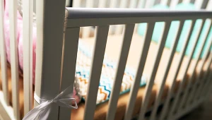 Łóżeczko dziecięce, zdjęcie ilustracyjne