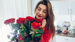 Zabawne i krótkie życzenia na Dzień Kobiet 2023. Przedstawiamy propozycje wierszyków do wysłania SMS na 8 marca