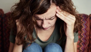 Klasterowy ból głowy to bardzo silny, jednostronny ból umiejscowiony w okolicy oka i skroni. Dokładna jego przyczyna nie jest znana