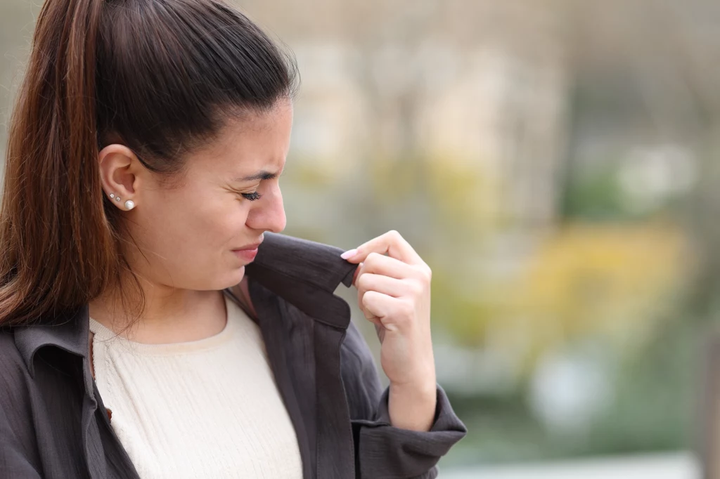 Istnieje kilka prostych sposobów, by zneutralizować nieprzyjemny zapach ubrań