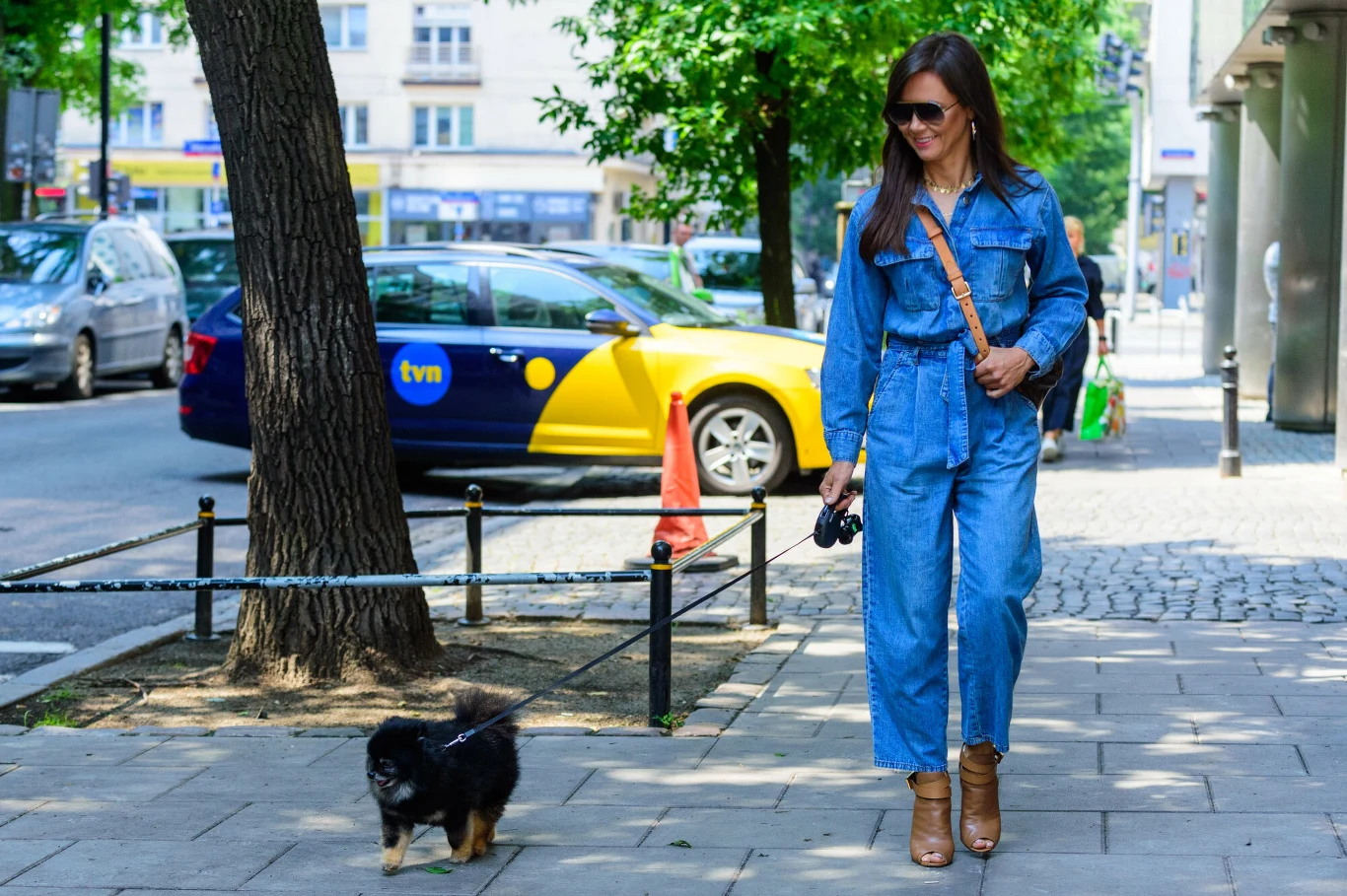 Kinga Rusin na spacerze z psem Czarkiem Kinga Rusin na spacerze z psem Czarkiem
