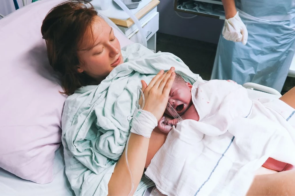 To, co dzieje się z kobietą w połogu, czy w trakcie porodu lub miesiączki, wciąż jest tematem tabu 