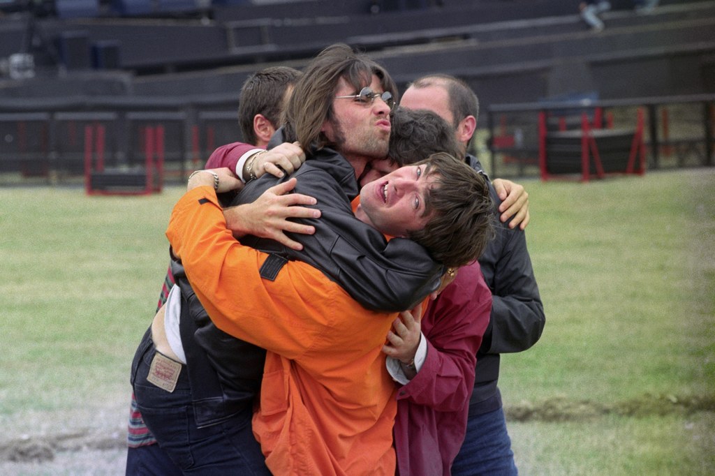 Liam Gallagher i Noell Galalgher w braterskim uścisku