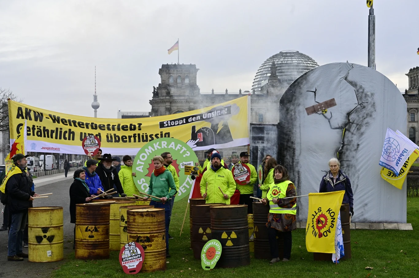 Protest aktywistów klimatycznych przeciwko energetyce jądrowej przed siedzibą niemieckiego parlamentu - listopad 2022 r.