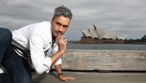 Taika Waititi z operą w Sydney w tle