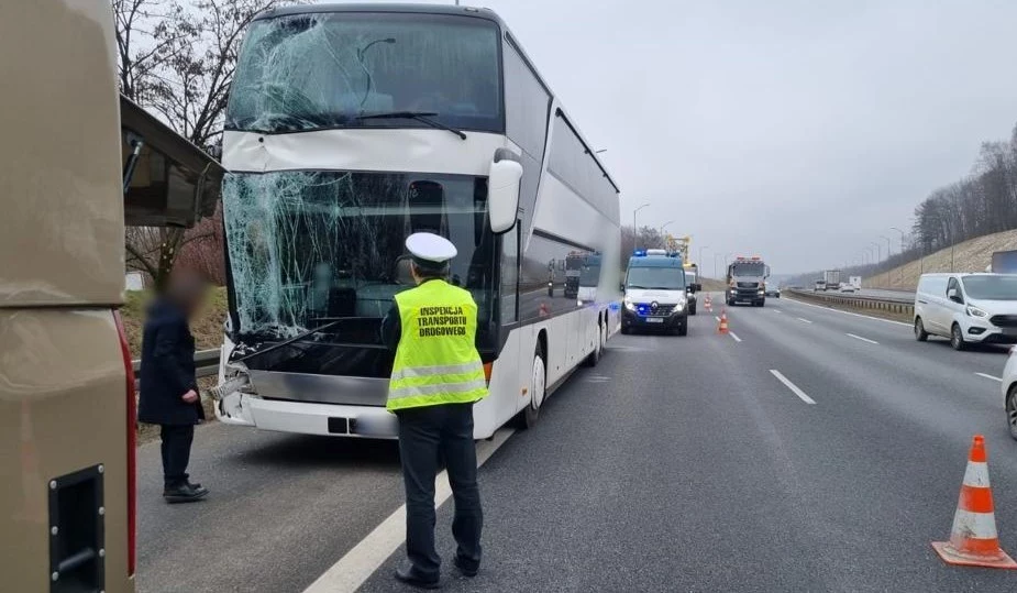 Przewożący 80 pasażerów autokar uderzył w naczepę, w której znajdowały się materiały wybuchowe.