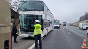 Wjechał w naczepę z materiałami wybuchowymi. Na pokładzie miał 80 pasażerów