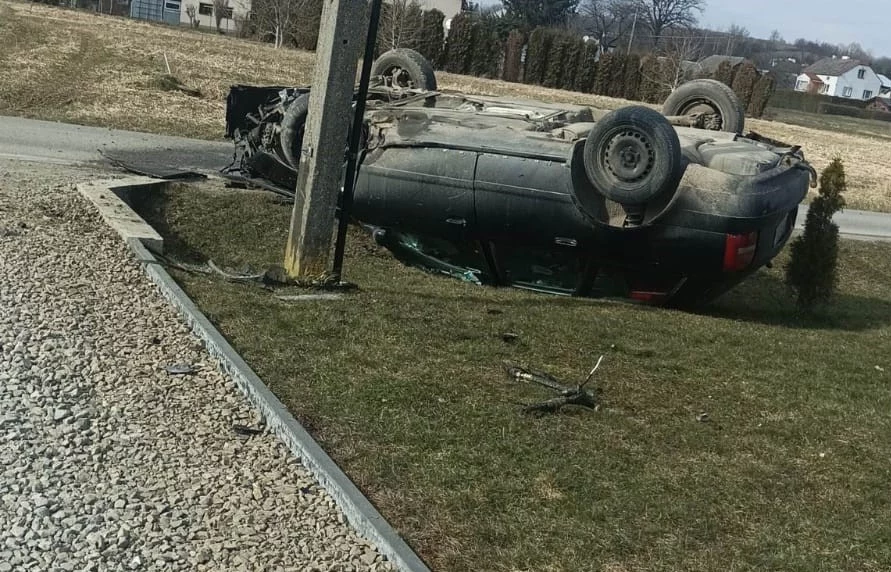 Kierowca Audi stracił panowanie nad autem. Podróż zakończyła się dachowaniem.