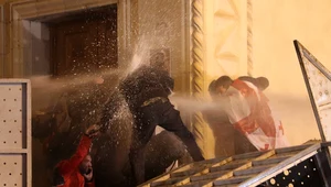 Demonstranci, którzy chcieli dostać się na teren parlamentu