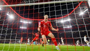 Matthijs de Ligt cieszy się po interwencji, która uratowała Bayern