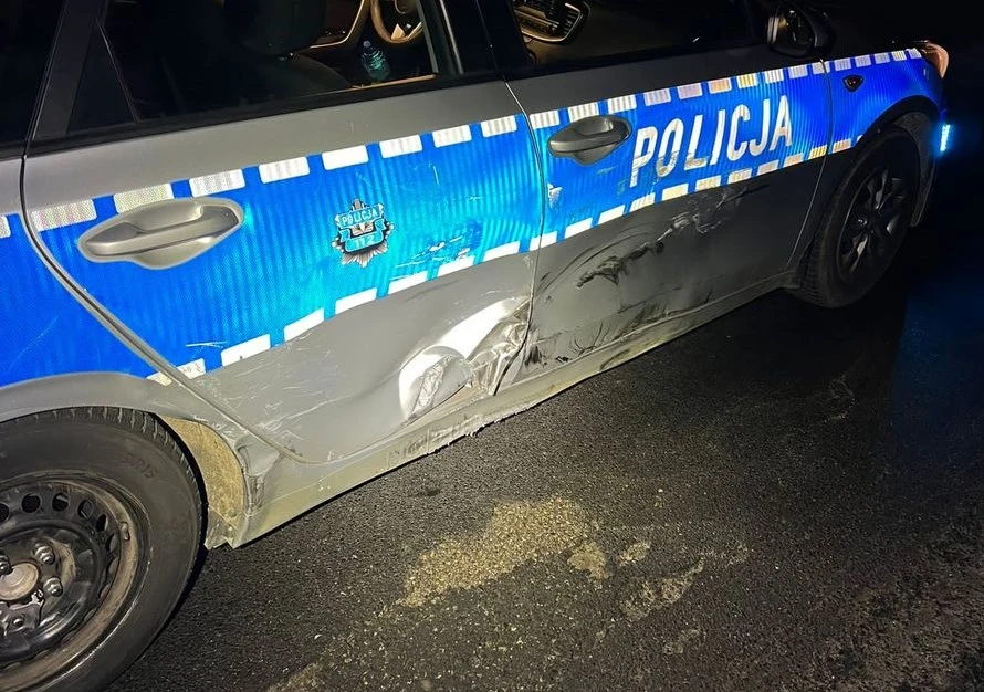 Kierowca Volkswagena próbował zepchnąć ścigający go radiowóz z drogi.