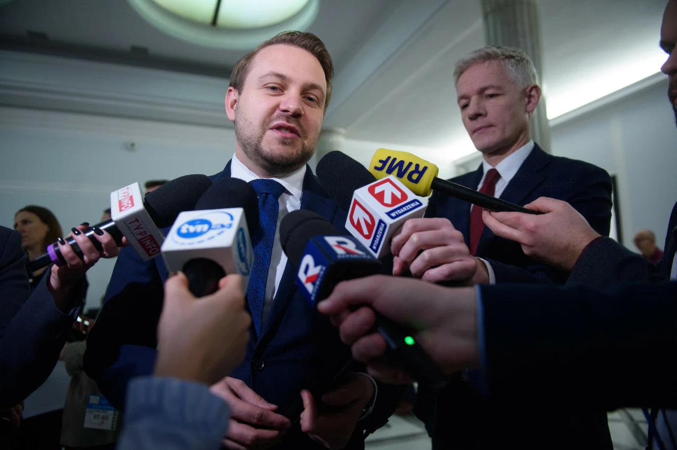 Jacek Ozdoba, wiceminister klimatu i środowiska, poinformował w Sejmie dlaczego opóźniają się prace nad polskim systemem kaucyjnym. Projekt został wysłany już do Kancelarii Premiera, ale czeka na przyjęcie przez rząd, bo najpierw muszą zostać przyjęte przepisy o jednorazowych plastikach Jacek Ozdoba, wiceminister klimatu i środowiska, poinformował w Sejmie dlaczego opóźniają się prace nad polskim systemem kaucyjnym. Projekt został wysłany już do Kancelarii Premiera, ale czeka na przyjęcie przez rząd, bo najpierw muszą zostać przyjęte przepisy o jednorazowych plastikach