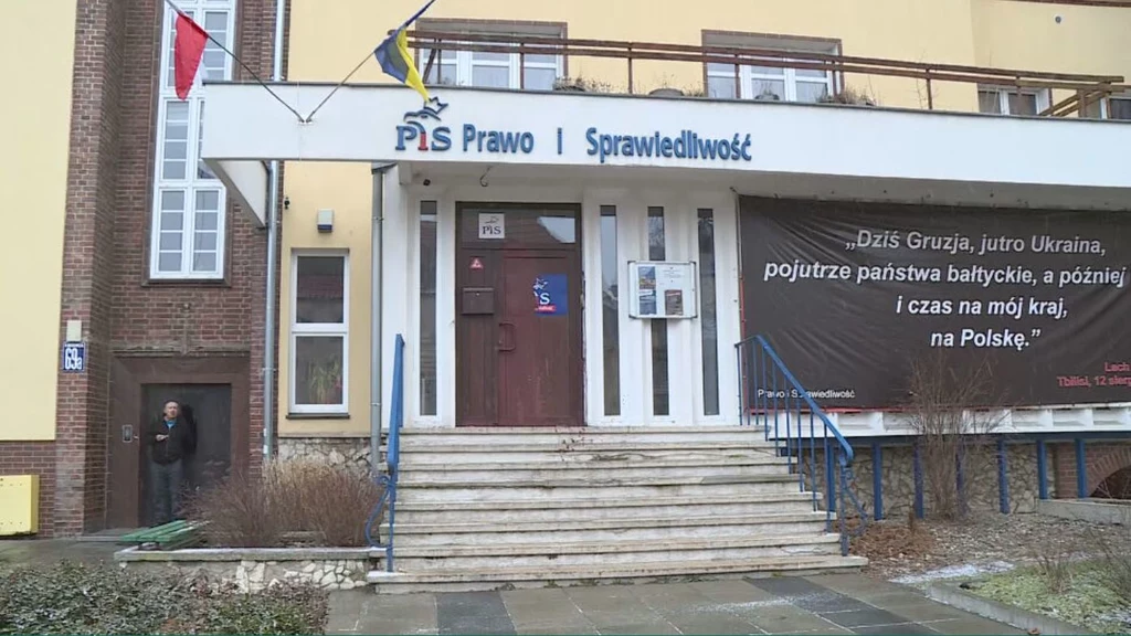 Siedziba PiS w Szczecinie została oblana brunatną farbą Siedziba PiS w Szczecinie została oblana brunatną farbą