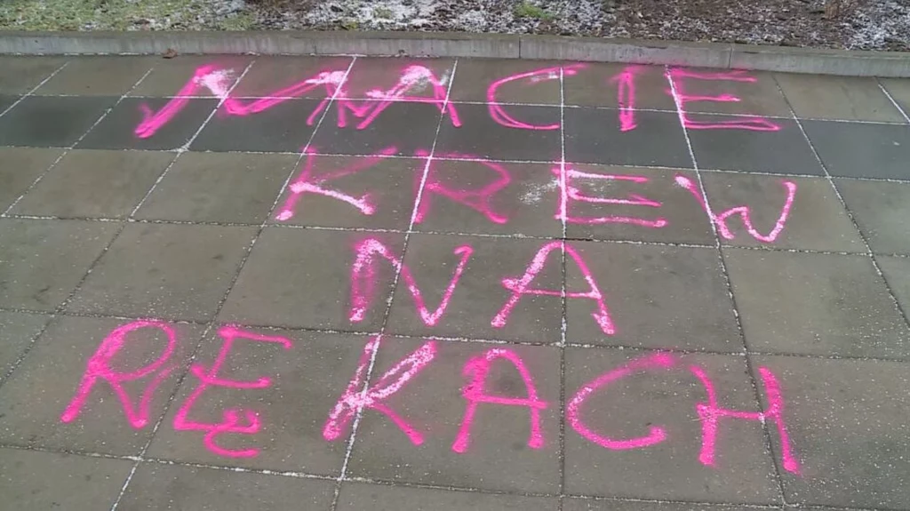 Na chodnik przed wejściem do siedziby PiS napisano "Macie krew na rękach" Na chodnik przed wejściem do siedziby PiS napisano "Macie krew na rękach"