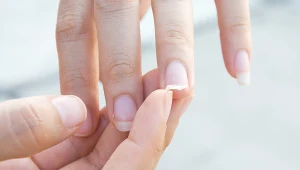 Łamliwe paznokcie odejdą w zapomnienie. Wystarczy, że wymoczysz je w tym 