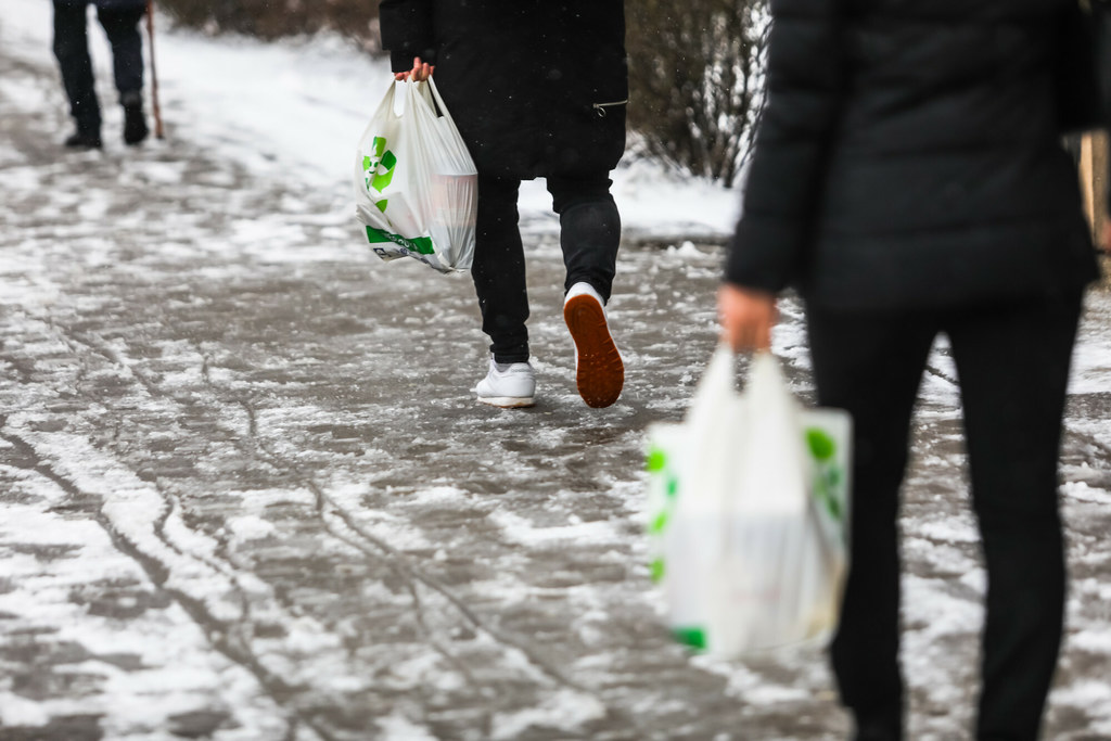 Mimo wprowadzenia opłaty recyklingowej za torebki foliowe ich liczba w naszym kraju wcale nie spada. Jest wręcz odwrotnie - w ostatnim roku zużycie reklamówek wzrosło 