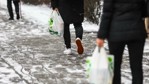 Ich zużycie miało spadać. Reklamówek jest jednak coraz więcej