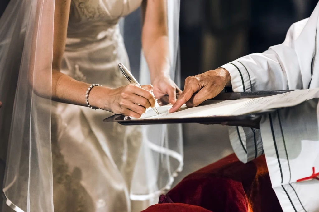 Ksiądz udzielający ślubu nie może domagać się niczego za udzielenie sakramentu małżeństwa
