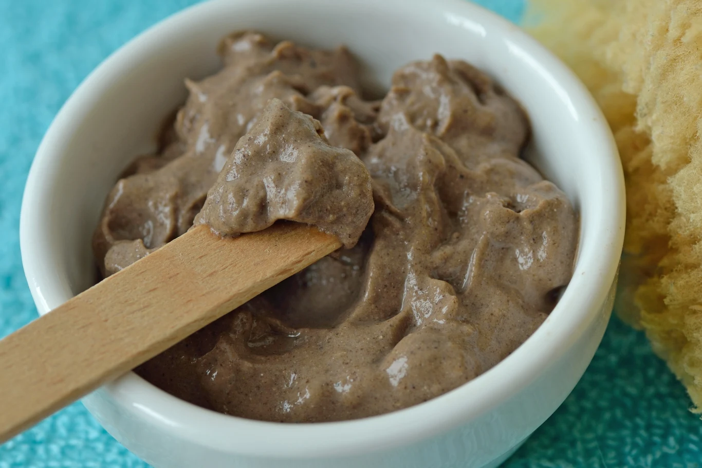 Maseczki z glinek mineralnych przygotujesz samodzielnie w domu. To nic trudnego