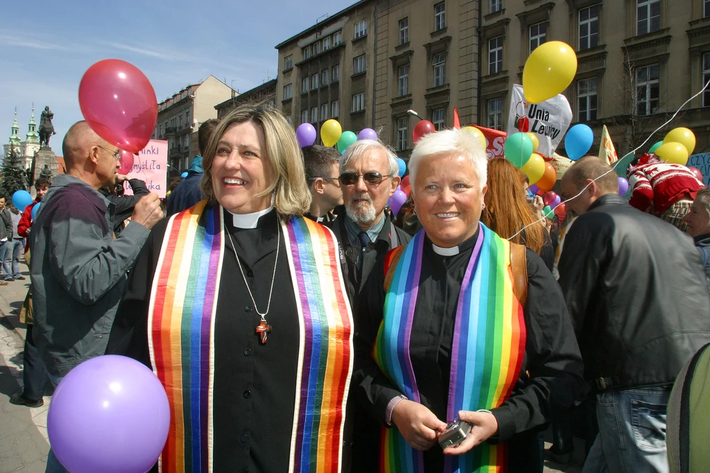 Wyniki sondażu wskazują, że kobiety chcą być dopuszczone do święceń i walczyć o prawa LGBTQ+ w kościele Wyniki sondażu wskazują, że kobiety chcą być dopuszczone do święceń i walczyć o prawa LGBTQ+ w kościele
