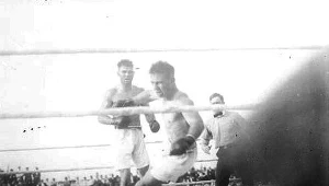 Billy Miske (upada na ring) w walce z Jackiem Demseyem w 1920 roku