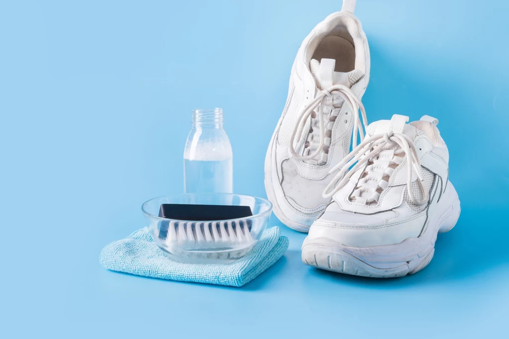 Czyszczenie białych butów domowymi sposobami wcale nie musi być trudne i czasochołonne