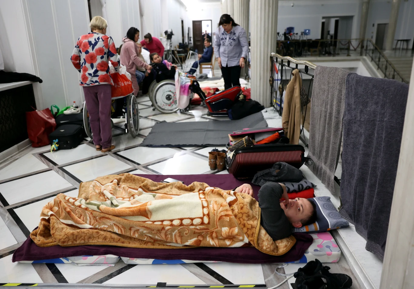 Sejmowy korytarz, protestujący szykują się do snu 