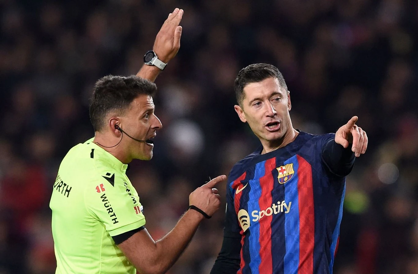 Robert Lewandowski w najbliższy weekend raczej będzie unikał boiskowych dyskusji z Jesusem Gilem Manzano