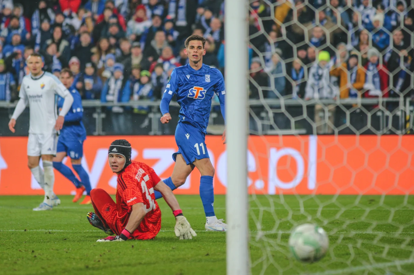 Filip Marchwiński strzela gola na 2-0 w meczu Lecha z Djurgardens Filip Marchwiński strzela gola na 2-0 w meczu Lecha z Djurgardens