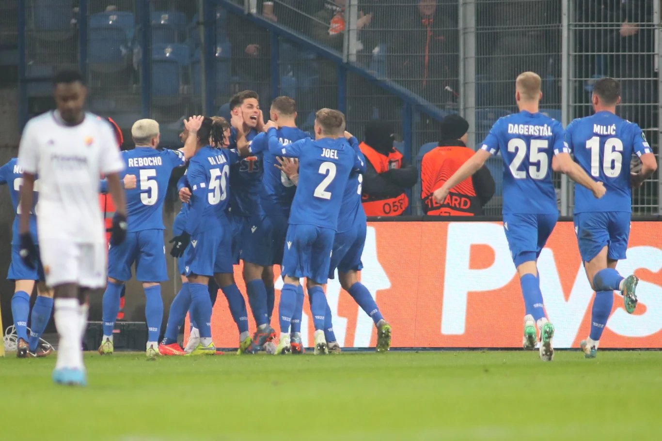 Filip Marchwiński strzela gola na 2-0 w meczu Lecha z Djurgardens Filip Marchwiński strzela gola na 2-0 w meczu Lecha z Djurgardens