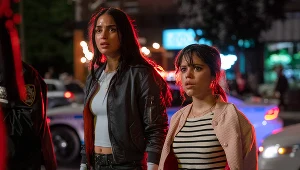 Melissa Barrera i Jenna Ortega w scenie z filmu "Krzyk VI"