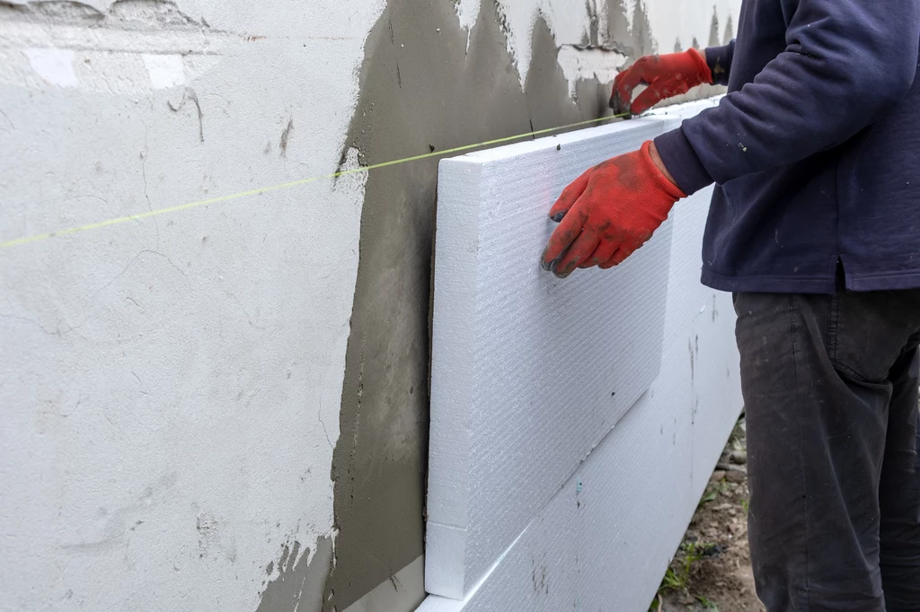 Ile kosztuje ocieplenie domu za 1 m²? Najtańszy styropian o grubości 1 cm o współczynniku λ 0,038 W/mK, jaki udało nam się znaleźć to koszt 30 zł/m².