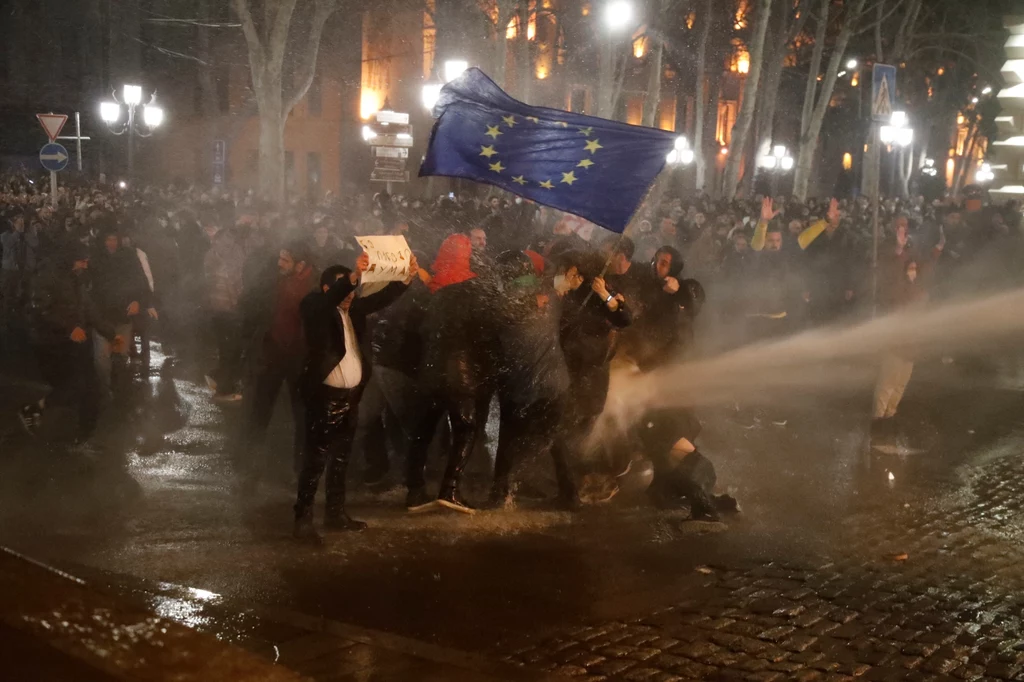 Przez trzy dni na ulicach Tbilisi dochodziło do starć demonstrujących z policją Przez trzy dni na ulicach Tbilisi dochodziło do starć demonstrujących z policją