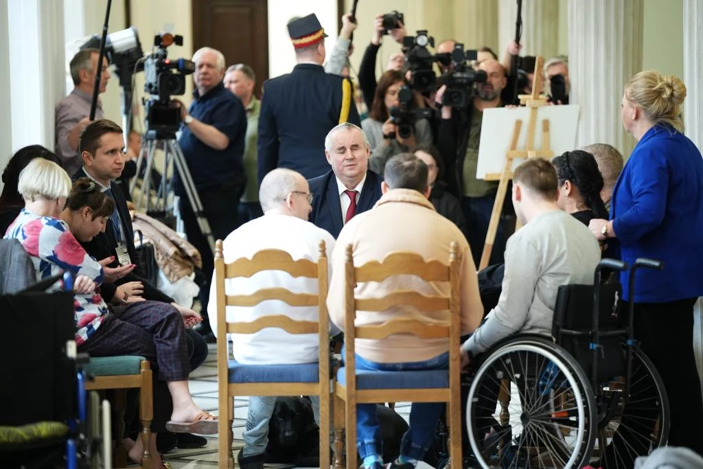 Paweł Wdówik spotkał się z protestującymi w Sejmie