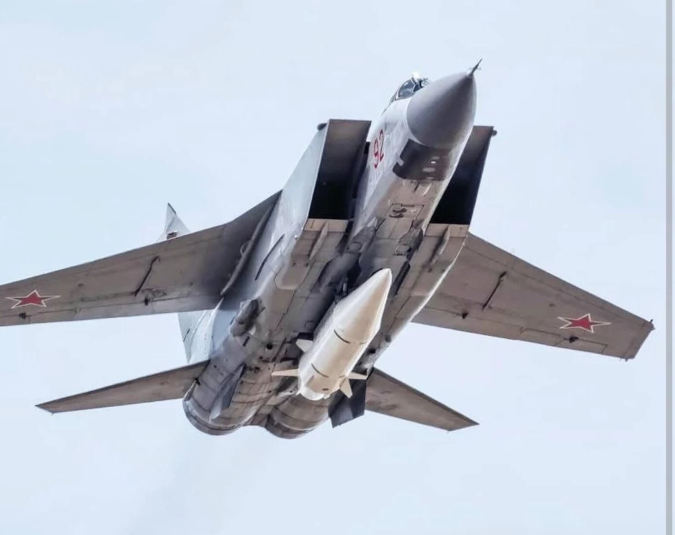 Mig-31K z przyczepionym pociskiem Kindżał. Wiele z nich stacjonuje na terenie Białorusi, skąd przeprowadzają ataki na Ukrainę. Gdy tylko Kijów ma potwierdzenie, że Mig-31K wystartował, od razu podnoszony jest alarm 