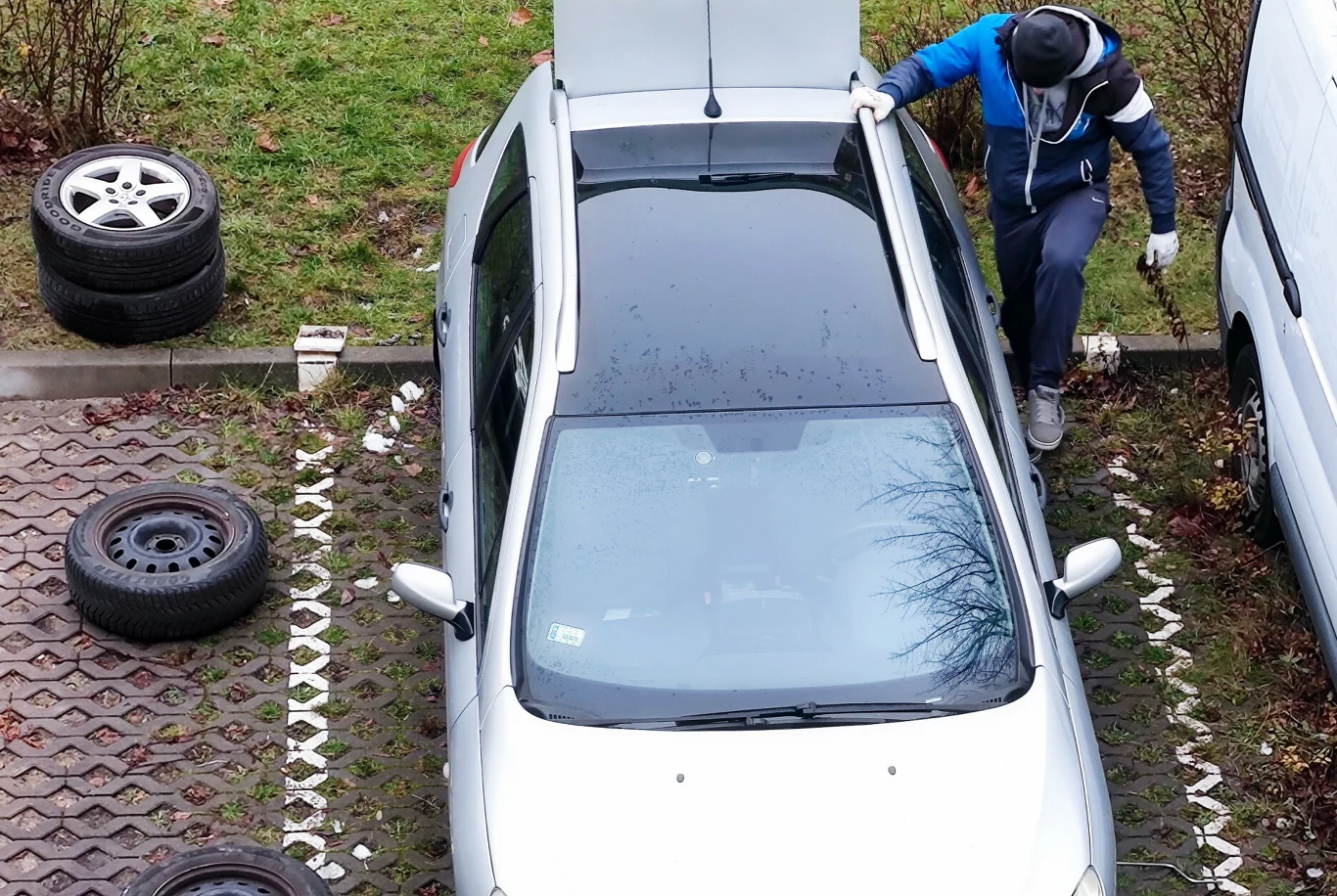 Jeśli dysponujemy dwoma kompletami kół, ich wymiany możemy dokonać samodzielnie nawet pod blokiem