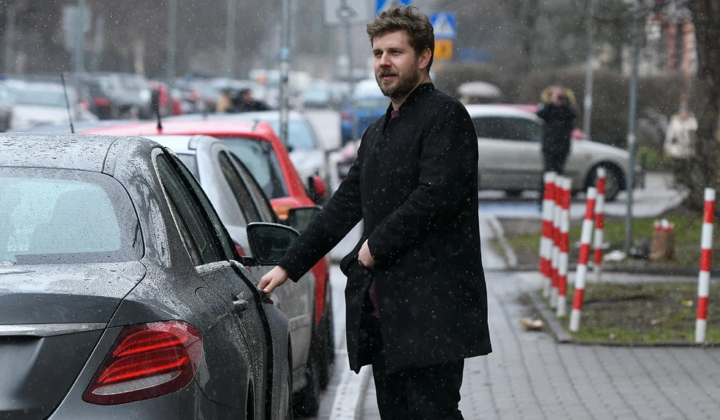 Antek Królikowski stawił się na komendzie policji Antek Królikowski stawił się na komendzie policji